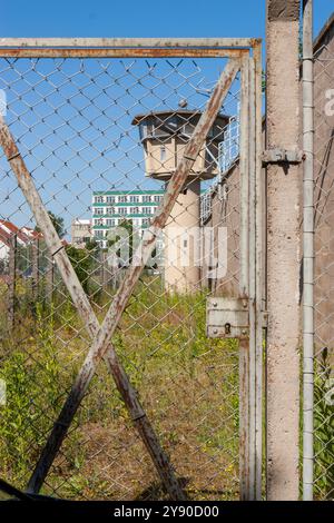 Berlin, Allemagne 2 juin 2009. Stasi Watchtower de l'ancienne prison derrière une clôture, maintenant connue sous le nom de Berlin Hohenschönhausen Memorial Banque D'Images