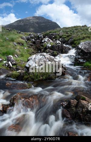 Teevnabinnia Peak illuminé par une lumière douce dans la chaîne de montagnes Maumturk, Connemara, Irlande dans la lumière douce de l'après-midi Banque D'Images