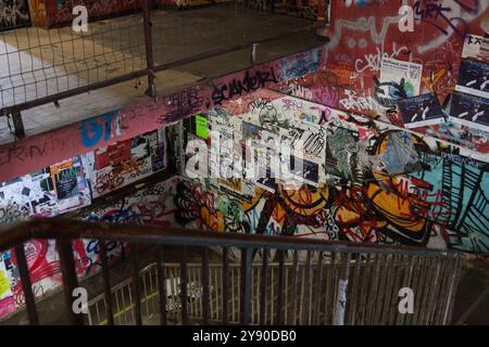 Berlin, Allemagne 1er juin 2009. Cage d'escalier colorée avec rampe de fer regardant vers l'avant, couverte de graffiti à Berlin. Banque D'Images