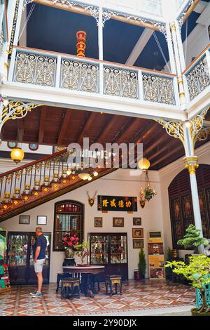 George Town, Penang, Malaisie, 30 avril 2019 - vue sur le hall intérieur et la cour décorée à l'intérieur du manoir Peranakan, ancienne maison d'Ah Quee, magnat chinois Banque D'Images