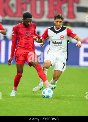 Alphonso DAVIES, FCB 19 en compétition pour le ballon, tackling, duel, header, zweikampf, action, lutte contre Omar Khaled Marmoush, FRA 7 dans le match EINTRACHT FRANKFURT - FC BAYERN MUENCHEN 3-3 le 6 octobre 2024 à Francfort, Allemagne. Saison 2024/2025, 1.Bundesliga, FCB,, München, journée 6, 6.Spieltag photographe : Peter Schatz - LA RÉGLEMENTATION DFL INTERDIT TOUTE UTILISATION DE PHOTOGRAPHIES comme SÉQUENCES D'IMAGES et/ou QUASI-VIDÉO - Banque D'Images