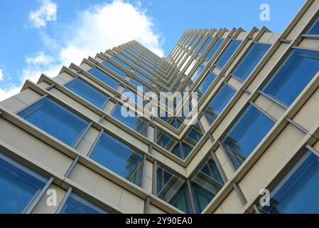 Der modernisierte Firmensitz der Bremer Wohnungsgesellschaft Gewoba AG Wohnen und Bauen, hier von unten nach oben fotografiert. Von 1967 bis 1987 War das Unternehmen eine Tochterfirma der gewerkschaftseigenen Neuen Heimat und hieß Neue Heimat Bremen. Trotz wiederholter Überlegungen, die Gewoba zu privatisieren, ist sie weiterhin überwiegend in städtischem Besitz. DAS Gewoba-Hochhaus am Rembertiring wurde von 2018 bis 2020 umgebaut und modernisiert. *** Le siège modernisé de la société immobilière de Brême Gewoba AG Wohnen und Bauen, photographié ici de bas en haut de 1967 à 1987, le c Banque D'Images
