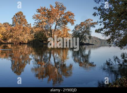 Couleurs d'automne reflétées dans le fleuve Potomac Banque D'Images