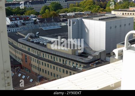 Blick vom Hochhaus des Bremer Wohnungsunternehmens Gewoba auf das Metropoltheater am Richtweg ehemals Musicaltheater mit seinem Bühnenhaus, aufgenommen BEI einer Stadtführung des Vereins StattReisen Bremen devise : über den Dächern von Bremen. *** Vue depuis le bâtiment de grande hauteur de la société de logement de Brême Gewoba jusqu'au Metropoltheater sur Richtweg, anciennement le Musicaltheater, avec sa scène, prise lors d'une visite de la ville de la devise de l'association StattReisen Brême sur les toits de Brême Banque D'Images