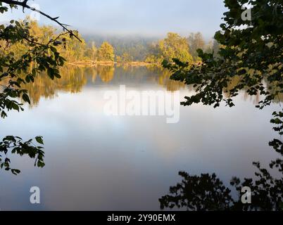 Couleurs d'automne reflétées dans le fleuve Potomac Banque D'Images