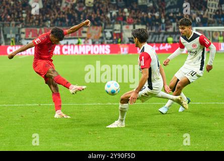 Kingsley Coman, FCB 11 Competition for the ball, Tackling, duel, header, zweikampf, action, lutte contre Mahmoud Dahoud, FRA 18 Can Uzun, FRA 20 dans le match EINTRACHT FRANKFURT - FC BAYERN MUENCHEN 3-3 le 6 octobre 2024 à Francfort, Allemagne. Saison 2024/2025, 1.Bundesliga, FCB,, München, journée 6, 6.Spieltag photographe : Peter Schatz - LA RÉGLEMENTATION DFL INTERDIT TOUTE UTILISATION DE PHOTOGRAPHIES comme SÉQUENCES D'IMAGES et/ou QUASI-VIDÉO - Banque D'Images