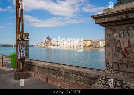 Paysage urbain avec bâtiment du Parlement hongrois avec aspect urbain Pest au premier plan et le Danube, Budapest, Hongrie. Banque D'Images