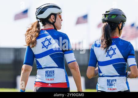 Washington DC, États-Unis. 07 octobre 2024. Les participants au rassemblement manifestent leur soutien à Israël lors d’un événement marquant le premier anniversaire de l’attaque menée par le Hamas le 7 octobre contre Israël, à Washington DC le lundi 7 octobre 2024. Crédit : Aaron Schwartz/CNP/MediaPunch crédit : MediaPunch Inc/Alamy Live News Banque D'Images