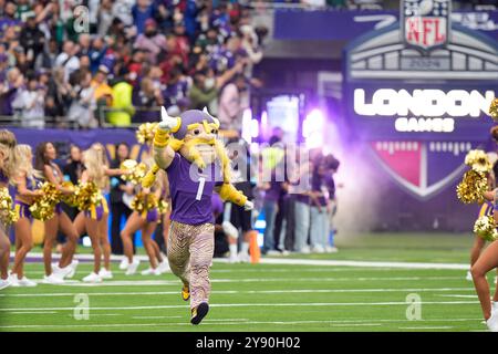 Tottenham Hotspur Stadium, Londres, Royaume-Uni. 6 octobre 2024. NFL UK Football, les jets de New York contre les Vikings du Minnesota ; Viktor the Viking, mascotte des Vikings du Minnesota, se précipitent sur le terrain avant le match entre les Vikings du Minnesota et les jets de New York Credit : action plus Sports/Alamy Live News Banque D'Images