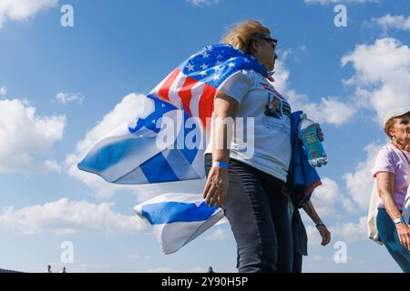 Washington DC, États-Unis. 07 octobre 2024. Les participants au rassemblement manifestent leur soutien à Israël lors d’un événement marquant le premier anniversaire de l’attaque menée par le Hamas le 7 octobre contre Israël, à Washington DC le lundi 7 octobre 2024. Crédit : Aaron Schwartz/CNP/MediaPunch crédit : MediaPunch Inc/Alamy Live News Banque D'Images