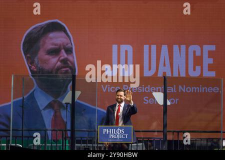 Washington DC, États-Unis. 07 octobre 2024. Le sénateur des États-Unis et candidat républicain à la vice-présidence J.D. Vance (républicain de l'Ohio) prononce des remarques lors d'un événement marquant le premier anniversaire de l'attaque menée par le Hamas le 7 octobre contre Israël, à Washington DC le lundi 7 octobre 2024. Crédit : Aaron Schwartz/CNP/MediaPunch crédit : MediaPunch Inc/Alamy Live News Banque D'Images