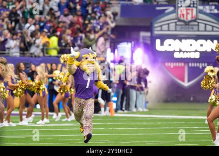 Tottenham Hotspur Stadium, Londres, Royaume-Uni. 6 octobre 2024. NFL UK Football, les jets de New York contre les Vikings du Minnesota ; Viktor the Viking, mascotte des Vikings du Minnesota, se précipitent sur le terrain avant le match entre les Vikings du Minnesota et les jets de New York Credit : action plus Sports/Alamy Live News Banque D'Images