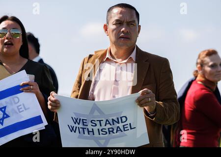 Washington DC, États-Unis. 07 octobre 2024. Les participants au rassemblement manifestent leur soutien à Israël lors d’un événement marquant le premier anniversaire de l’attaque menée par le Hamas le 7 octobre contre Israël, à Washington DC le lundi 7 octobre 2024. Crédit : Aaron Schwartz/CNP/MediaPunch crédit : MediaPunch Inc/Alamy Live News Banque D'Images