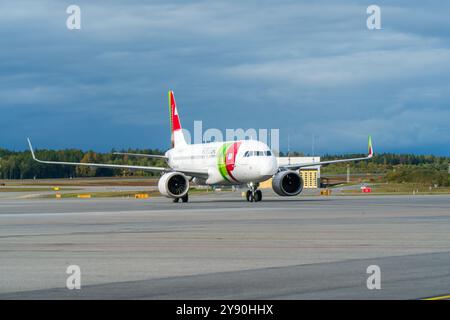 TAP Transportes Aéreos Portugueses Airbus A320 à l'aéroport de Stockholm Arlanda sur l'aire de trafic. Nuageux, lumière vive. Banque D'Images