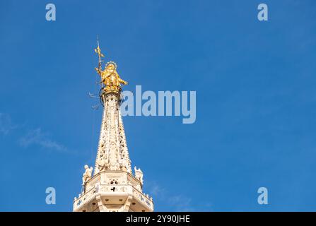 Une photo de la Madonnina au sommet du Duomo di Milano ou cathédrale de Milan. Banque D'Images