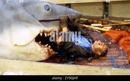 JAWS 1975 Universal Pictures film réalisé par Steven Spielberg avec Robert Shaw dans le rôle du chasseur de requins professionnel Quint Meeting a Bloody End. Banque D'Images