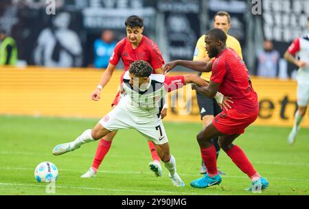 Francfort, Allemagne. 06 octobre 2024. Omar Khaled Marmoush, FRA 7 Competition for the ball, Tackling, duel, header, zweikampf, action, lutte contre Dayot Upamecano, FCB 2 dans le match EINTRACHT FRANKFURT - FC BAYERN MUENCHEN 3-3 le 6 octobre 2024 à Francfort, Allemagne. Saison 2024/2025, 1.Bundesliga, FCB, Muenchen, journée 6, 6.Spieltag photographe : ddp images/STAR-images - LA RÉGLEMENTATION DFL INTERDIT TOUTE UTILISATION DE PHOTOGRAPHIES comme SÉQUENCES D'IMAGES et/ou QUASI-VIDÉO - crédit : ddp Media GmbH/Alamy Live News Banque D'Images