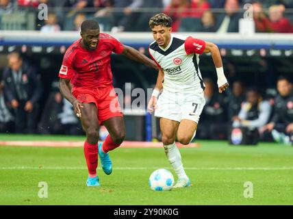 Francfort, Allemagne. 06 octobre 2024. Omar Khaled Marmoush, FRA 7 Competition for the ball, Tackling, duel, header, zweikampf, action, lutte contre Dayot Upamecano, FCB 2 dans le match EINTRACHT FRANKFURT - FC BAYERN MUENCHEN 3-3 le 6 octobre 2024 à Francfort, Allemagne. Saison 2024/2025, 1.Bundesliga, FCB, Muenchen, journée 6, 6.Spieltag photographe : ddp images/STAR-images - LA RÉGLEMENTATION DFL INTERDIT TOUTE UTILISATION DE PHOTOGRAPHIES comme SÉQUENCES D'IMAGES et/ou QUASI-VIDÉO - crédit : ddp Media GmbH/Alamy Live News Banque D'Images