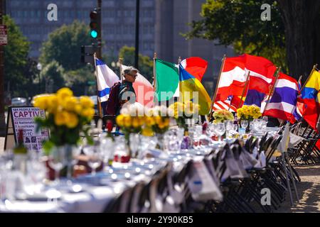 Washington DC, États-Unis. 07 octobre 2024. Les habitants de Washington, DC marquent le premier anniversaire des attaques du 7 octobre en Israël, perpétrées par le Hamas, avec une table de Shabbat vide sur le National Mall, le 7 octobre 2024, à Washington, DC. La table vide a une chaise et une place pour chaque otage restant à Gaza et une table pour se souvenir des otages qui ont été excutés et ceux dont les corps restent en captivité. Photo de Leigh Vogel/UPI crédit : UPI/Alamy Live News crédit : UPI/Alamy Live News Banque D'Images