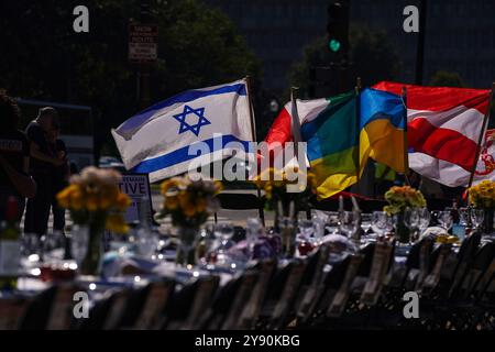 Washington DC, États-Unis. 07 octobre 2024. Les habitants de Washington, DC marquent le premier anniversaire des attaques du 7 octobre en Israël, perpétrées par le Hamas, avec une table de Shabbat vide sur le National Mall, le 7 octobre 2024, à Washington, DC. La table vide a une chaise et une place pour chaque otage restant à Gaza et une table pour se souvenir des otages qui ont été excutés et ceux dont les corps restent en captivité. Photo de Leigh Vogel/UPI crédit : UPI/Alamy Live News crédit : UPI/Alamy Live News Banque D'Images