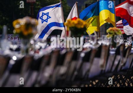 Washington DC, États-Unis. 07 octobre 2024. Les habitants de Washington, DC marquent le premier anniversaire des attaques du 7 octobre en Israël, perpétrées par le Hamas, avec une table de Shabbat vide sur le National Mall, le 7 octobre 2024, à Washington, DC. La table vide a une chaise et une place pour chaque otage restant à Gaza et une table pour se souvenir des otages qui ont été excutés et ceux dont les corps restent en captivité. Photo de Leigh Vogel/UPI crédit : UPI/Alamy Live News crédit : UPI/Alamy Live News Banque D'Images