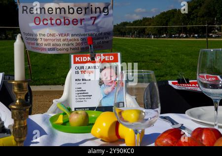 Washington DC, États-Unis. 07 octobre 2024. Les habitants de Washington, DC marquent le premier anniversaire des attaques du 7 octobre en Israël, perpétrées par le Hamas, avec une table de Shabbat vide sur le National Mall, le 7 octobre 2024, à Washington, DC. La table vide a une chaise et une place pour chaque otage restant à Gaza et une table pour se souvenir des otages qui ont été excutés et ceux dont les corps restent en captivité. Photo de Leigh Vogel/UPI crédit : UPI/Alamy Live News crédit : UPI/Alamy Live News Banque D'Images