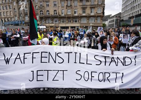 Nahostkonflikt - Pro-Palästina Kundgebung in Frankfurt am main WAFFENSTILLSTAND JETZT SOFORT steht auf einem bannière. CA. 1,400 Menschen beteiligen sich am 07.10.2024 an einer Pro-Palästina-démonstration in Frankfurt am main auf dem Rossmarkt. Die Kundgebung wird von einem massiven Polizeiaufgebot begleitet. VOR genau einem Jahr, AM 07. Oktober 2023, tötete die Terrormiliz Hamas BEI einem Angriff auf Israel mehr als 1,100 Menschen. Seit der anschließenden intervention Israels im Gazastreifen kommt es deutschlandweit immer wieder zu pro-palästinänsischen Demonstrationen. Francfort-sur-le-main Rossma Banque D'Images