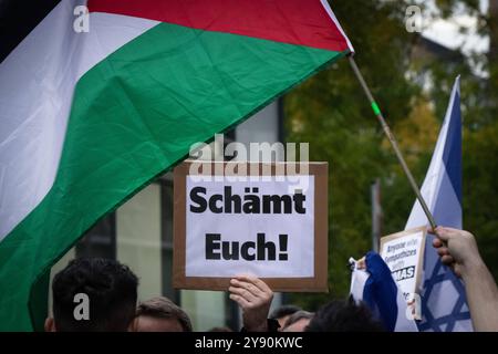 Nahostkonflikt - Pro-Palästina Kundgebung in Frankfurt am main CA. 1,400 Menschen beteiligen sich am 07.10.2024 an einer Pro-Palästina-Demonstration in Frankfurt am main auf dem Rossmarkt. Die Kundgebung wird von einem massiven Polizeiaufgebot begleitet. Ein Gegendemonstrant hält ein Schild mi der Aufschrift Schämt Euch in die Luft. VOR genau einem Jahr, AM 07. Oktober 2023, tötete die Terrormiliz Hamas BEI einem Angriff auf Israel mehr als 1,100 Menschen. Seit der anschließenden intervention Israels im Gazastreifen kommt es deutschlandweit immer wieder zu pro-palästinänsischen Demonstrationen Banque D'Images