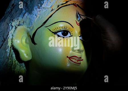 Narayanganj, Dhaka, Bangladesh. 7 octobre 2024. Un artisan prépare les idoles de la déesse hindoue Durga avant le festival Durga Puja à Narayanganj, au Bangladesh. Dans la mythologie hindoue, la déesse hindoue Durga symbolise le pouvoir et le triomphe du bien sur le mal. (Crédit image : © Joy Saha/ZUMA Press Wire) USAGE ÉDITORIAL SEULEMENT! Non destiné à UN USAGE commercial ! Banque D'Images