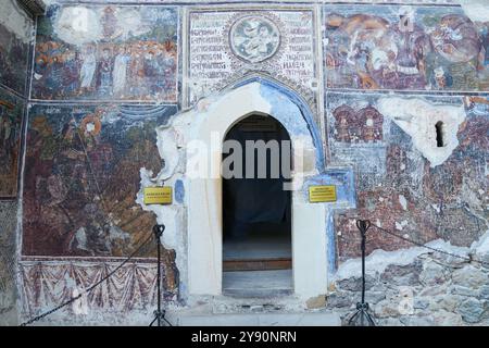 Macka, Trabzon, Turquie - 29 septembre 2024 ; cour du monastère de Sumela sous le rocher. Des restes de fresques anciennes sont vus sur plusieurs murs. Macka, Trabzon Banque D'Images