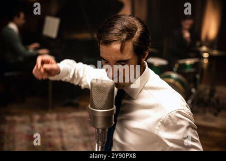 Monsieur Aznavour est un film musical biographique écrit et réalisé par Mehdi Idir et Grand corps malade. Cette photographie est réservée à un usage éditorial et est protégée par les droits d'auteur de la société cinématographique et/ou du photographe désigné par la société cinématographique ou de production et ne peut être reproduite que par des publications dans le cadre de la promotion du film ci-dessus. Un crédit obligatoire à la société cinématographique est requis. Le photographe doit également être crédité lorsqu'il est connu. Banque D'Images