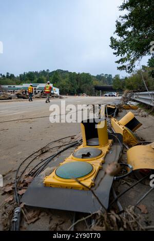 Asheville, États-Unis. 05 octobre 2024. Lignes électriques détruites et infrastructures endommagées le long du centre-ville par les inondations causées par l'ouragan Helene, le 5 octobre 2024 à Asheville, Caroline du Nord. Crédit : Charles Delano/USACE photo/Alamy Live News Banque D'Images