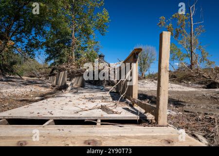 Asheville, États-Unis. 05 octobre 2024. La boue, les arbres abattus et les débris bloquent les routes le long du centre-ville des inondations causées par l'ouragan Helene, le 5 octobre 2024 à Asheville, Caroline du Nord. Crédit : Charles Delano/USACE photo/Alamy Live News Banque D'Images