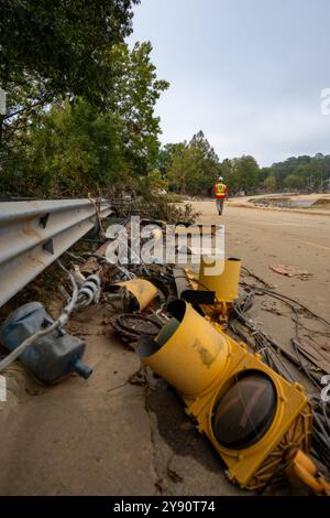 Asheville, États-Unis. 05 octobre 2024. Lignes électriques détruites et infrastructures endommagées le long du centre-ville par les inondations causées par l'ouragan Helene, le 5 octobre 2024 à Asheville, Caroline du Nord. Crédit : Charles Delano/USACE photo/Alamy Live News Banque D'Images