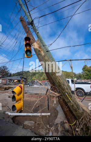 Asheville, États-Unis. 05 octobre 2024. Lignes électriques détruites et infrastructures endommagées le long du centre-ville par les inondations causées par l'ouragan Helene, le 5 octobre 2024 à Asheville, Caroline du Nord. Crédit : Charles Delano/USACE photo/Alamy Live News Banque D'Images