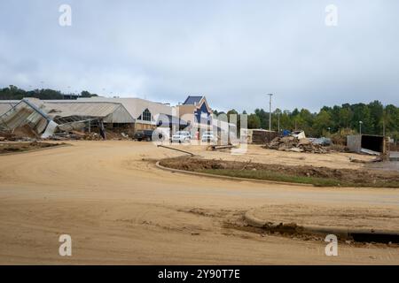 Asheville, États-Unis. 05 octobre 2024. Débris et boue dispersés le long du centre-ville par les inondations causées par l'ouragan Helene, le 5 octobre 2024 à Asheville, Caroline du Nord. Crédit : Charles Delano/USACE photo/Alamy Live News Banque D'Images