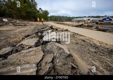 Asheville, États-Unis. 05 octobre 2024. La boue, les arbres abattus et les débris bloquent les routes le long du centre-ville des inondations causées par l'ouragan Helene, le 5 octobre 2024 à Asheville, Caroline du Nord. Crédit : Charles Delano/USACE photo/Alamy Live News Banque D'Images