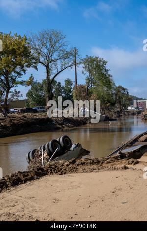 Asheville, États-Unis. 05 octobre 2024. La boue, les arbres abattus et les débris bloquent les routes le long du centre-ville des inondations causées par l'ouragan Helene, le 5 octobre 2024 à Asheville, Caroline du Nord. Crédit : Charles Delano/USACE photo/Alamy Live News Banque D'Images