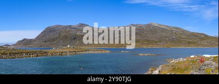 Vue panoramique sur la côte autour de la petite ville reculée de Nanortalik dans le sud du Groenland Banque D'Images