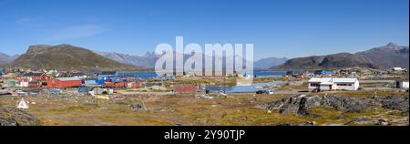 Nanortalik, Groenland - 27 août 2024 : vue panoramique de la petite ville reculée de Nanortalik dans le sud du Groenland. Sur la droite se trouve l'héliport. Banque D'Images