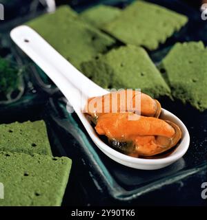 Moules marinées avec craquelins aux algues. Mejillones en escabeche con galletas de algas Banque D'Images