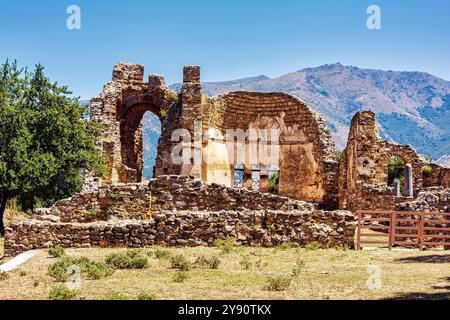 La basilique d'Agios Achilleios, une église chrétienne en ruines du Xe au XIe siècle, située sur l'île d'Agios Achilleios dans le lac Mikri Prespa, en Grèce. Banque D'Images