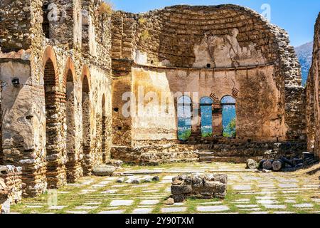 La basilique d'Agios Achilleios, une église chrétienne en ruines du Xe au XIe siècle, située sur l'île d'Agios Achilleios dans le lac Mikri Prespa, en Grèce. Banque D'Images