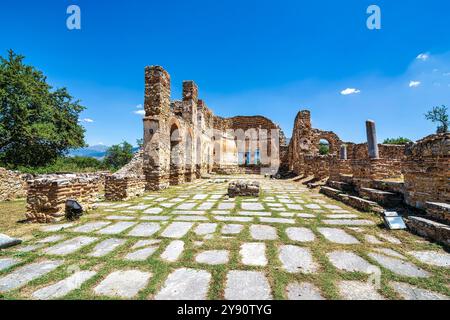 La basilique d'Agios Achilleios, une église chrétienne en ruines du Xe au XIe siècle, située sur l'île d'Agios Achilleios dans le lac Mikri Prespa, en Grèce. Banque D'Images