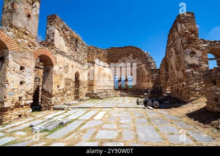 La basilique d'Agios Achilleios, une église chrétienne en ruines du Xe au XIe siècle, située sur l'île d'Agios Achilleios dans le lac Mikri Prespa, en Grèce. Banque D'Images