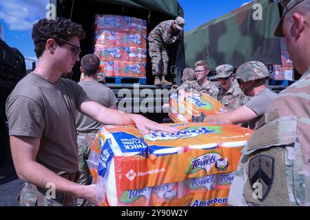 Elizabethton, États-Unis. 02 octobre 2024. Les soldats de l'armée américaine, avec la 777 maintenance Company de la Garde nationale de l'armée du Tennessee, déchargent des fournitures pour les survivants de l'ouragan Helene, le 2 octobre 2024, à Elizabethton, Tennessee. Crédit : Sgt. Olivia Gum/US Army/Alamy Live News Banque D'Images