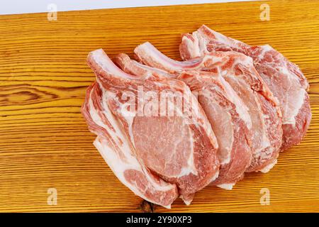 Portion de viande fraîche composée de steaks de porc crus, prête à mariner Banque D'Images