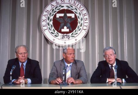 L'ancien président américain GERALD FORD (à gauche) et l'ancien président américain JIMMY CARTER (à droite) s'adressent à la presse avec l'historien STEPHEN AMBROSE (au centre) avant une séance de débat au MSc Wiley lecture Series à l'Université Texas A&M en novembre 1986. ©Bob Daemmrich Banque D'Images