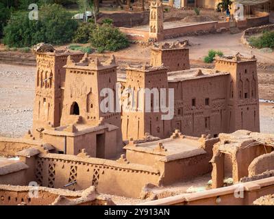 Tours ait-Ben-Haddou adobe kasbah, Maroc Banque D'Images