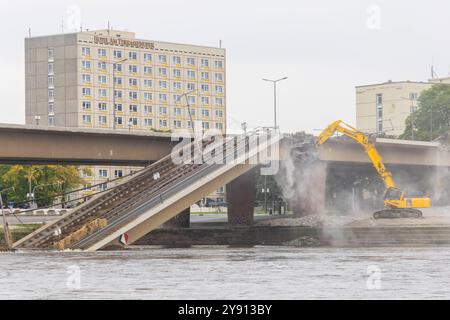 Carolabrücke in Dresden Nach dem Teileinsturz der Carolabrücke, wurde mit den Abrissarbeiten auf der Altstädter Seite begonnen. Dresde Sachsen Deutschland *** Pont de Carola à Dresde après l'effondrement partiel du Pont de Carola, les travaux de démolition ont commencé du côté de la vieille ville Dresde Saxe Allemagne Banque D'Images